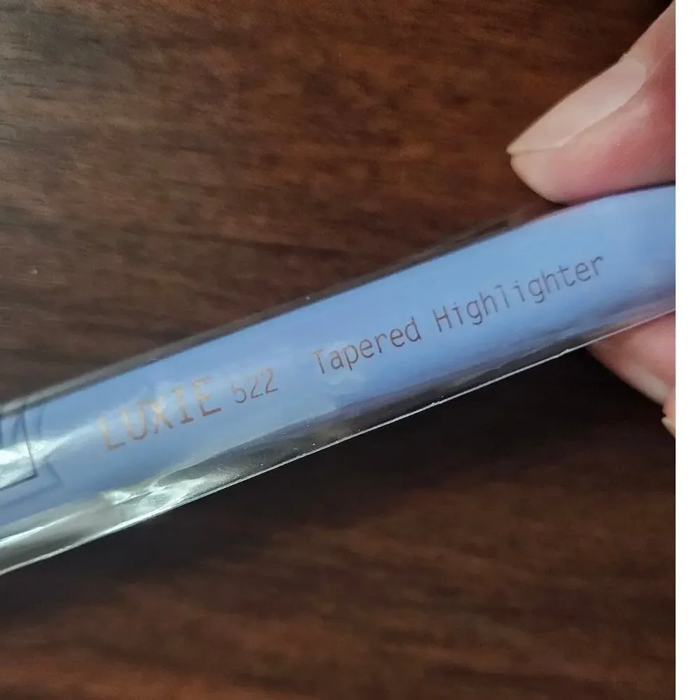 NEW in plastic! Luxie 522 Tapered Highlighter Brush